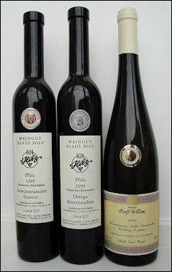 20120528-wine German_wine_bottles_with_KPM_medals.jpg